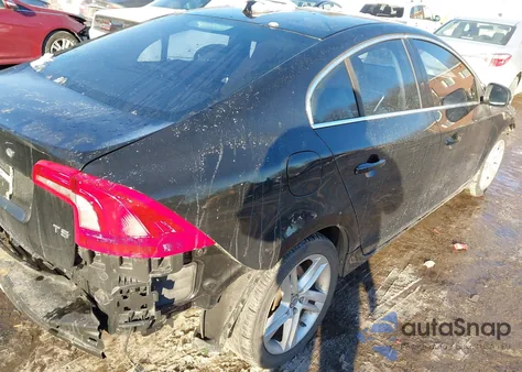 2015 Volvo S60 T5 Premier z USA, uszkodzony, nr VIN YV126MFB8F2300464